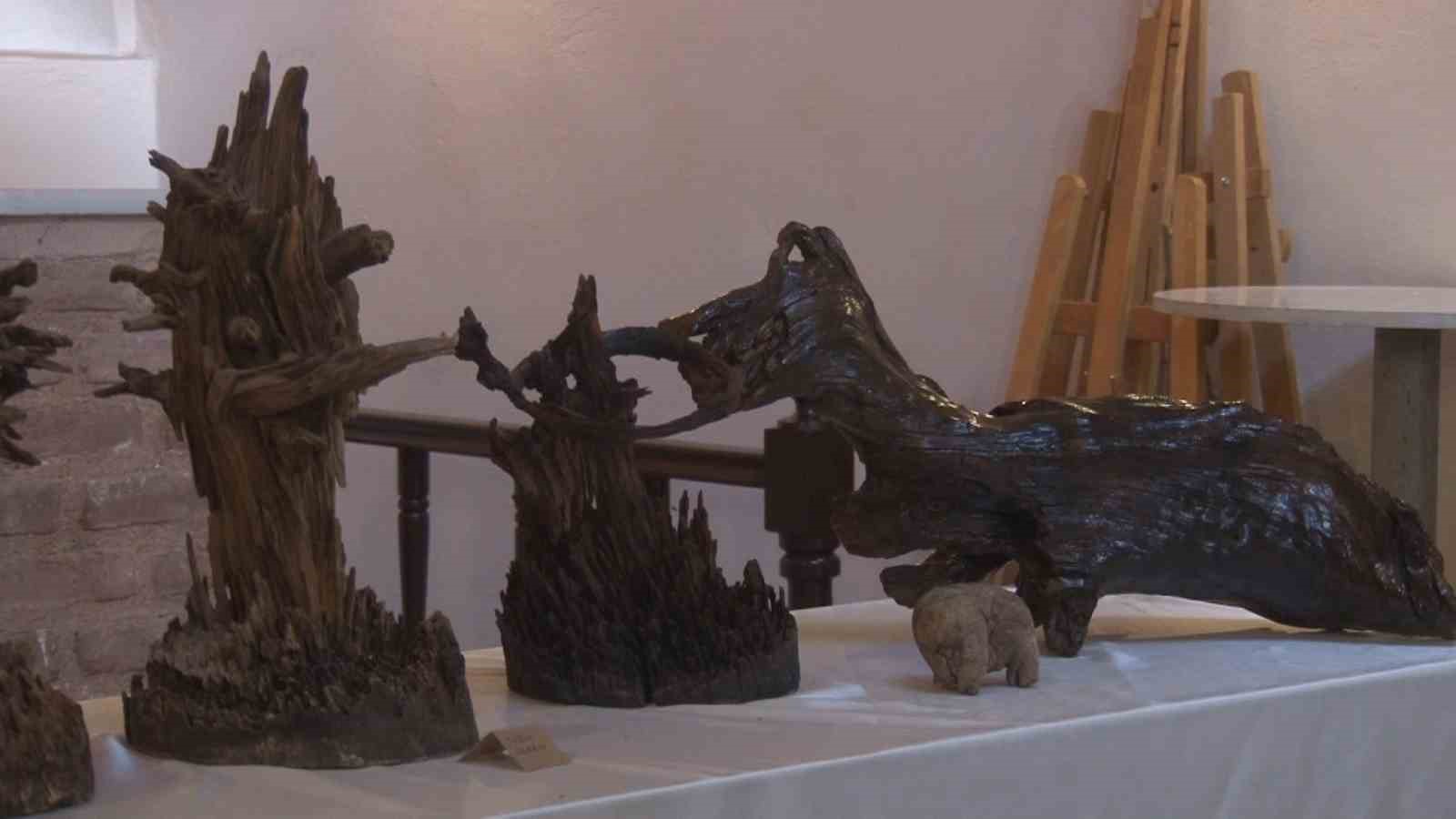 BURSA’DA YAŞAYAN 62 YAŞINDAKİ TANSEL SAYLI, DOĞA YÜRÜYÜŞLERİNDE HAYVAN FİGÜRLERİNE