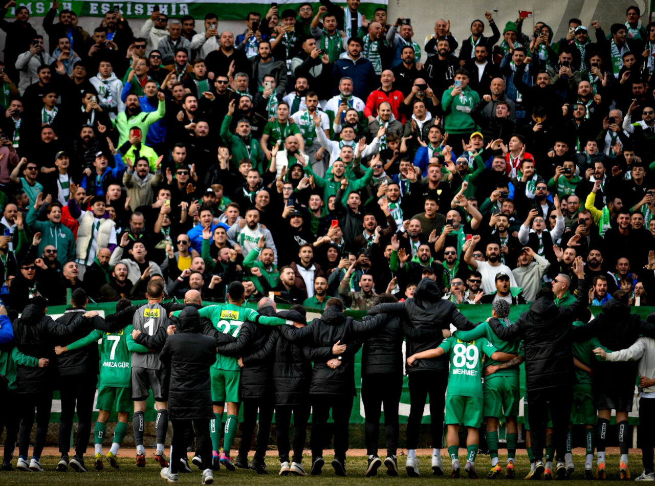 Bursasporlu futbolcular taraftarla birlikte hedef yolunda adeta tek yumruk oldu.