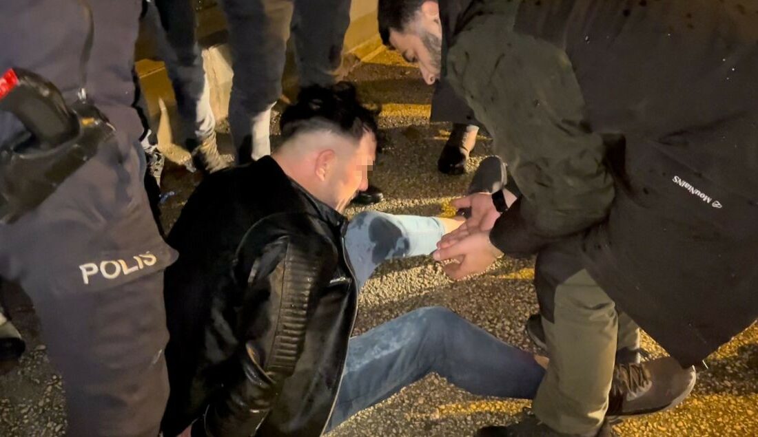 Ekiplerin ’Dur’ ikazına uymadı, 30 kilometrelik kovalamaca sonucu yakalandı BURSA'DA POLİS EKİPLERİNİN 'DUR' İHTARINA UYMAYAN SÜRÜCÜ ARACIYLA 30 KİLOMETRE