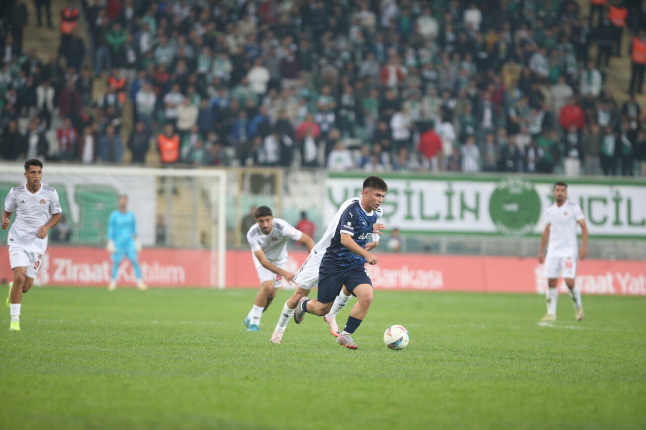 Bursaspor’da genç futbolcu Mehmet Çetin ile profesyonel sözleşme resmen imzalandı.