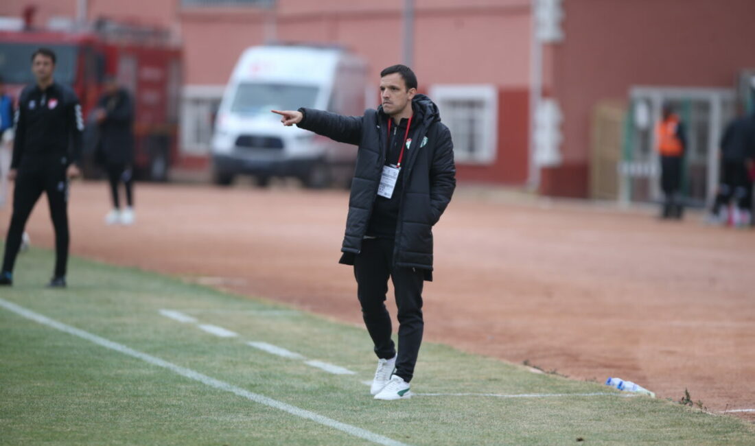 Bursaspor’da Batalla’nın tercihi ne olacak? Bursaspor’da Eren Tunalı’nın cezalı olması nedeniyle oynayamayacak olması Arjantinli teknik