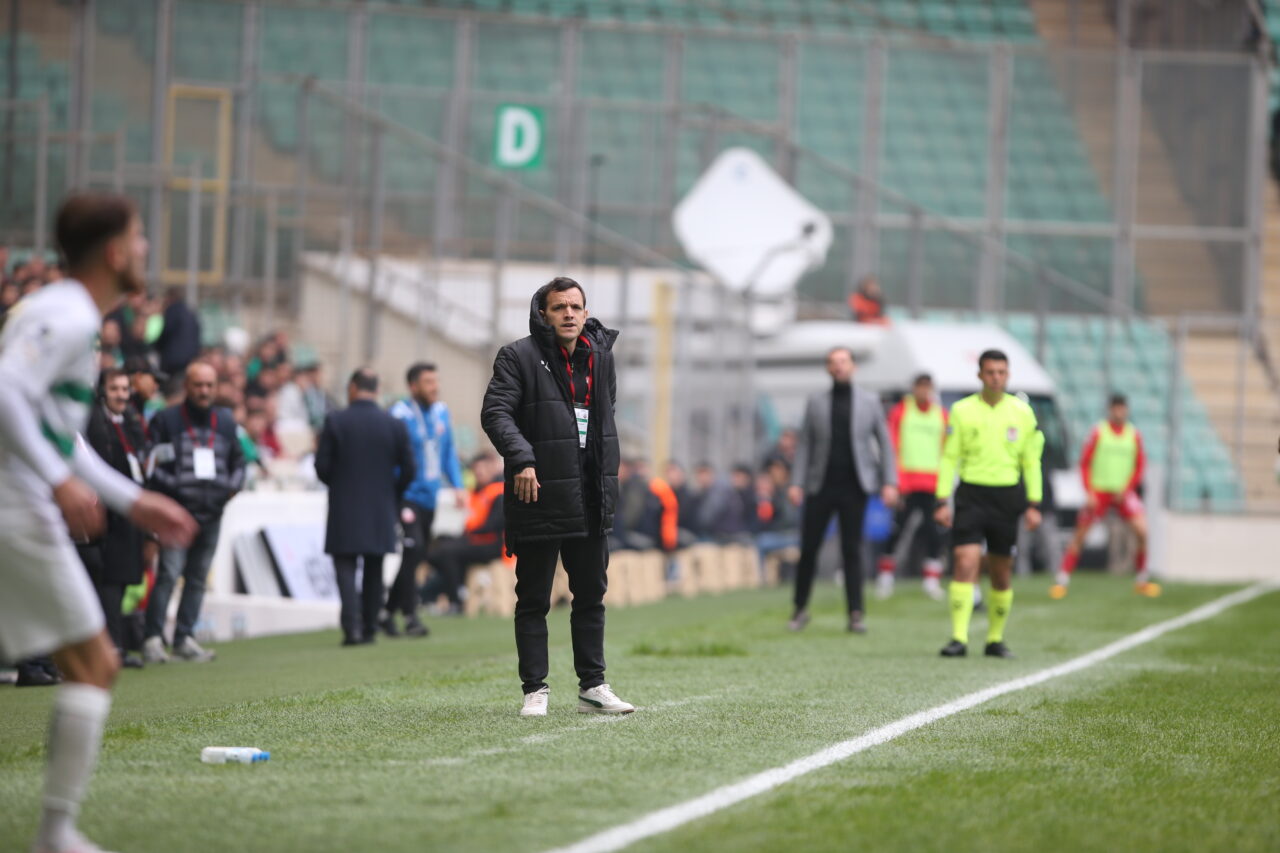 Bulvarspor’u 3-0 yendikten sonra kameraların karşısına geçerek açıklamalarda bulunan Bursaspor
