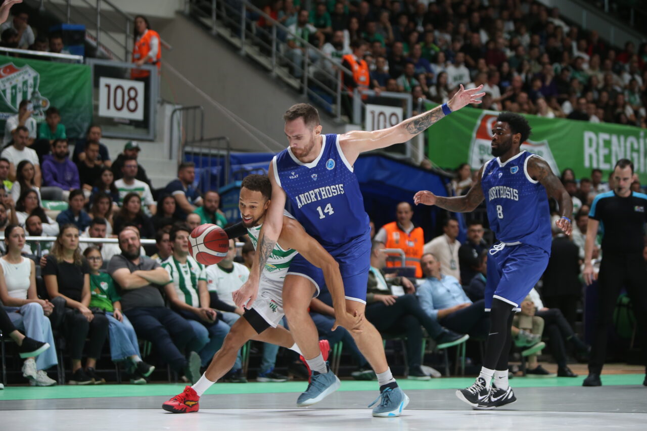 Turu garantileyen TOFAŞ, 20.00’de Petrolina AEK’i konuk ederken, Bursaspor ise