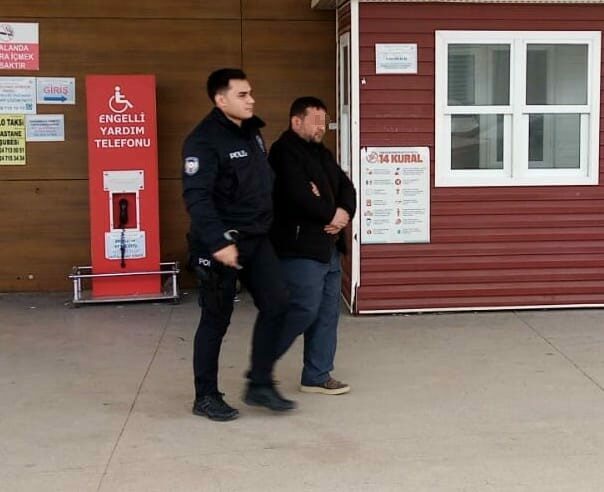 Eşini çekiçle ağır yaraladı serbest kaldı Bursa’nın İnegöl ilçesinde eşini çekiçle başına vurarak ağır yaralayan koca