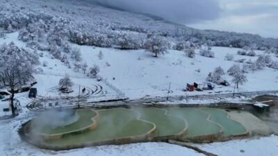 Bursa’nın İnegöl ilçesinde karla kaplı dağların arasında 70 derece sıcakta