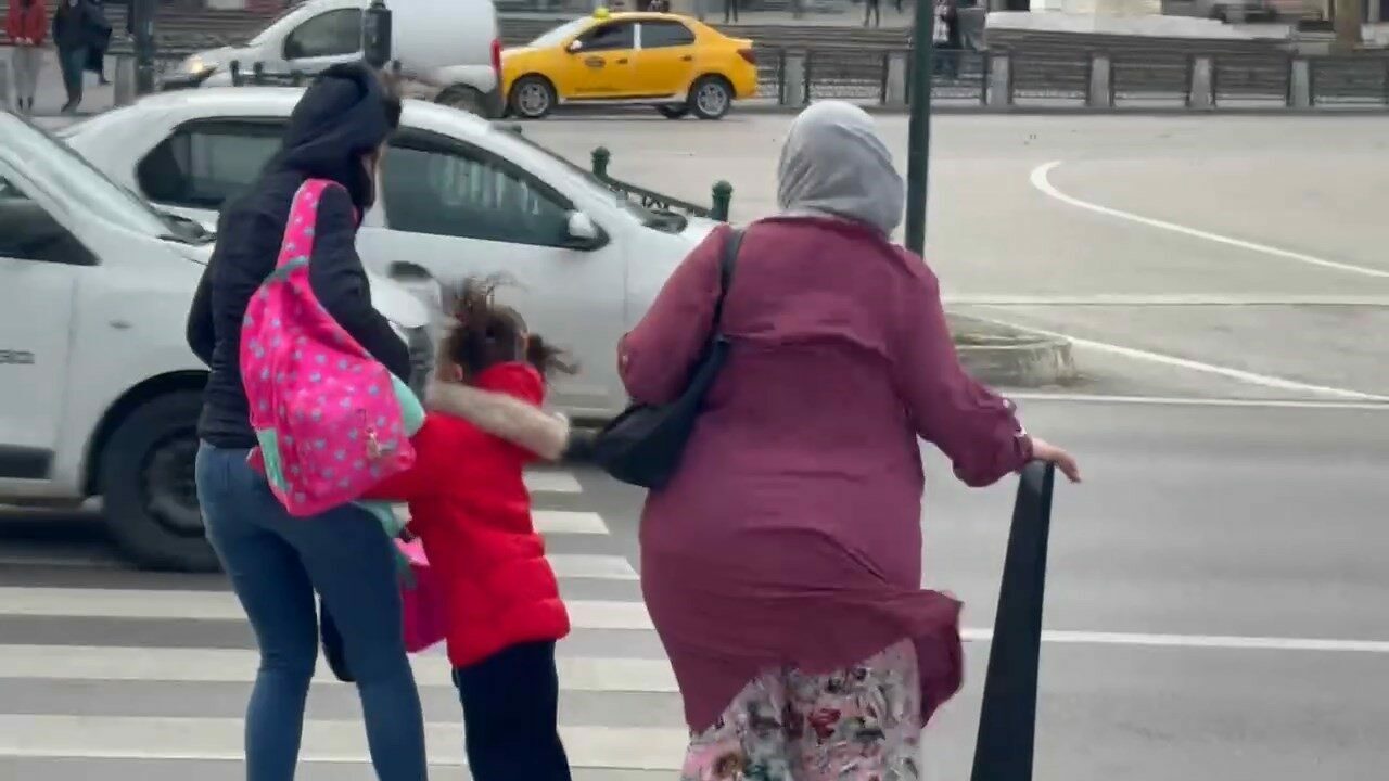 Bursa’da dün geceden beri etkili olan şiddetli fırtına şehirde hayatı