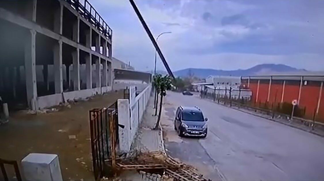 Fırtına uçurdu, çelik ok gibi saplandı Bursa’da şiddetli rüzgarın uçurduğu çelik ticari aracın tavanına ok gibi