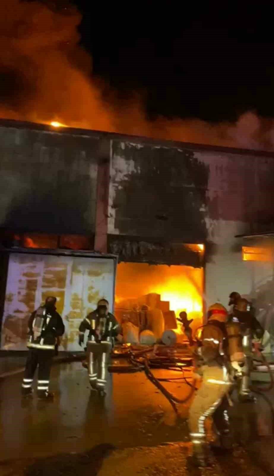 Mobilya fabrikasındaki yangın söndürüldü Bursa’nın Osmangazi ilçesinde faaliyet gösteren mobilya imalathanesinde çıkan yangın, itfaiye