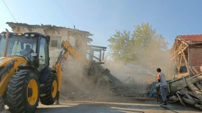 İnegöl Belediyesi, güvenlik tehditi oluşturan metruk binaların yıkımına devam ediyor…