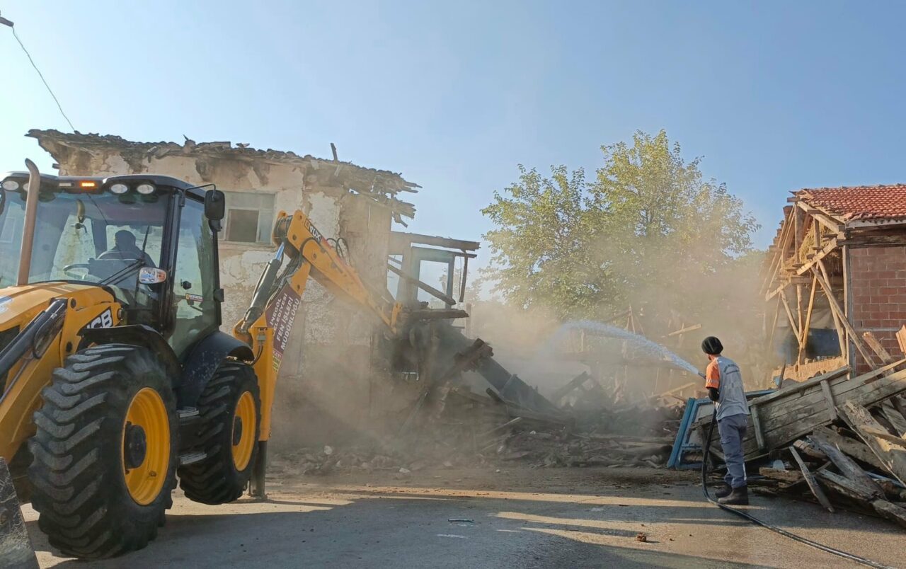 İnegöl Belediyesi, güvenlik tehditi oluşturan metruk binaların yıkımına devam ediyor…