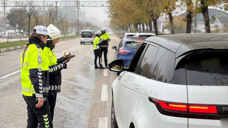 Bursa’da trafikte ceza yağdı Bursa'da polisin son 1 haftada yaptığı denetimlerde 9 bin 204