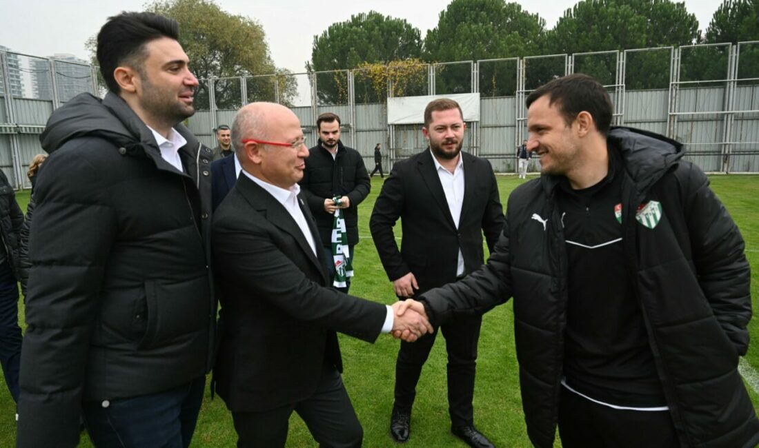 AK Parti’den Bursaspor’a ziyaret AK Parti Bursa İl Başkanı Davut Gürkan ve yönetimi, Bursaspor