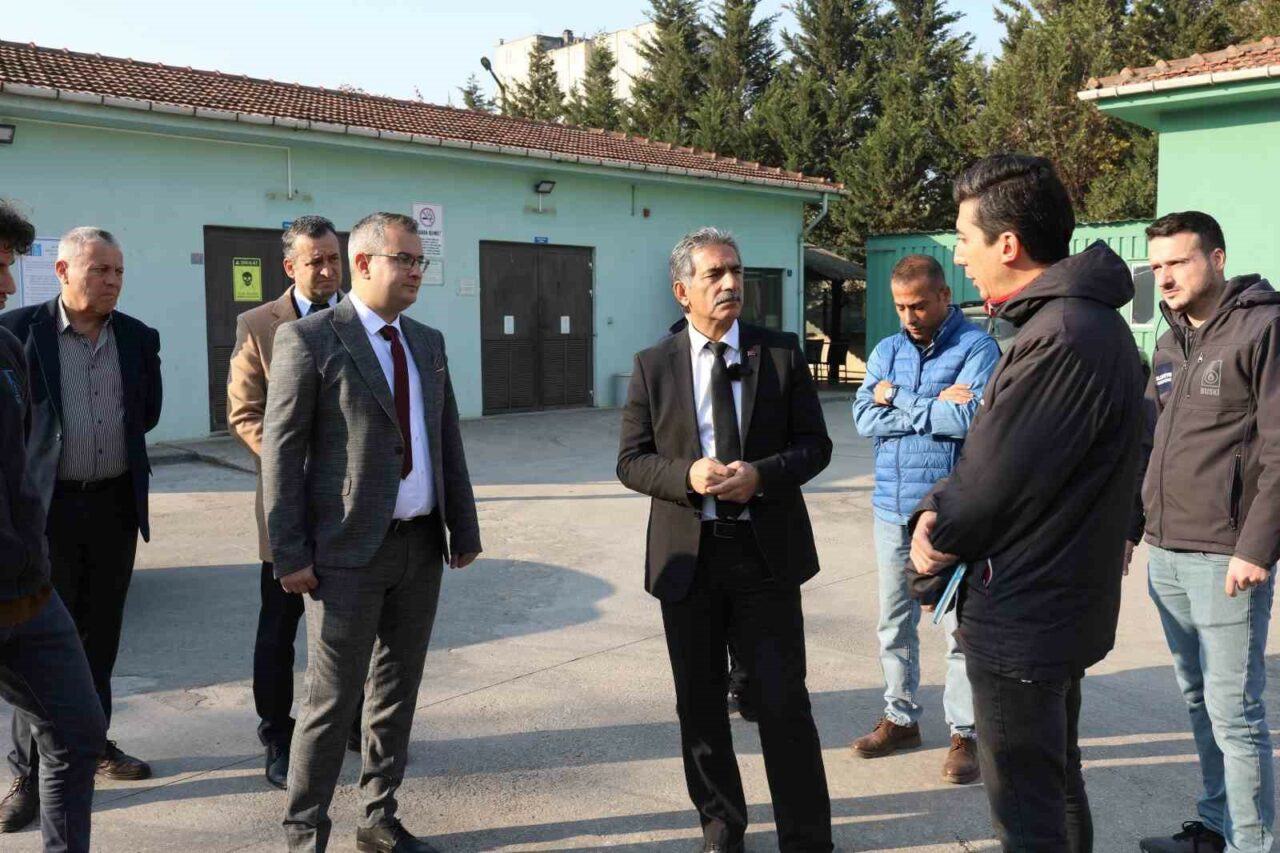 GEMLİK’TE BUSKİ AKTARMA İSTASYONU’NDAN YAYILAN VE ÇEVREDE YAŞAYAN VATANDAŞLARI RAHATSIZ