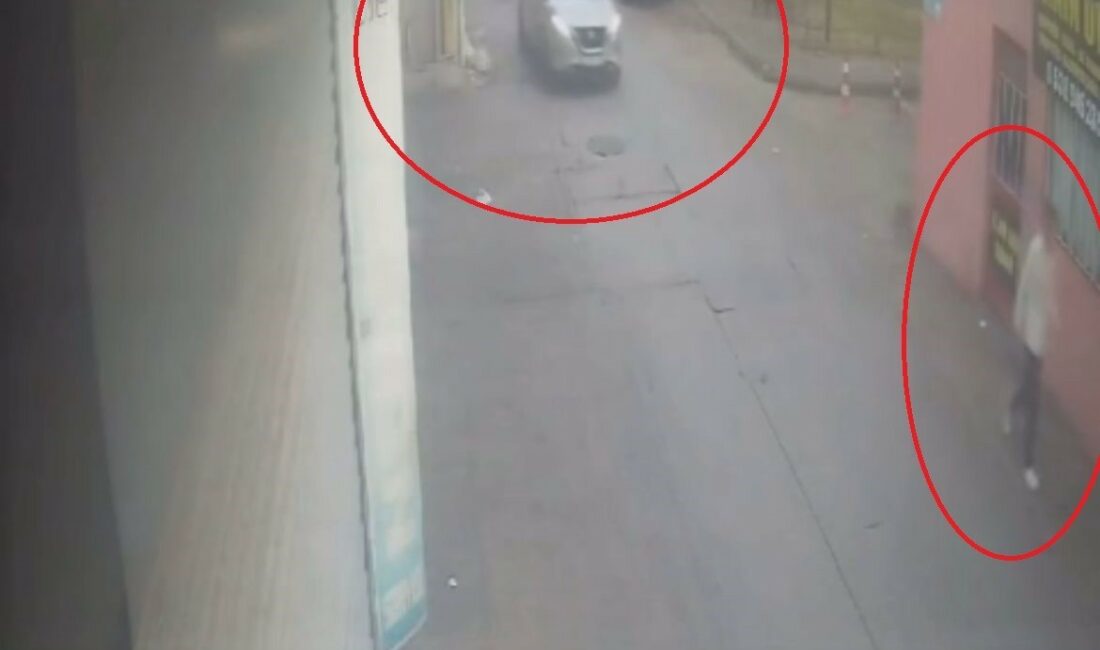 Husumetlisini araçla ezdi: O anlar kameraya yansıdı BURSA'DA YOLDA GÖRDÜĞÜ HUSUMETLİSİNE ARACIYLA ÇARPIP KAÇAN SÜRÜCÜ KAMERAYA YANSIDI.