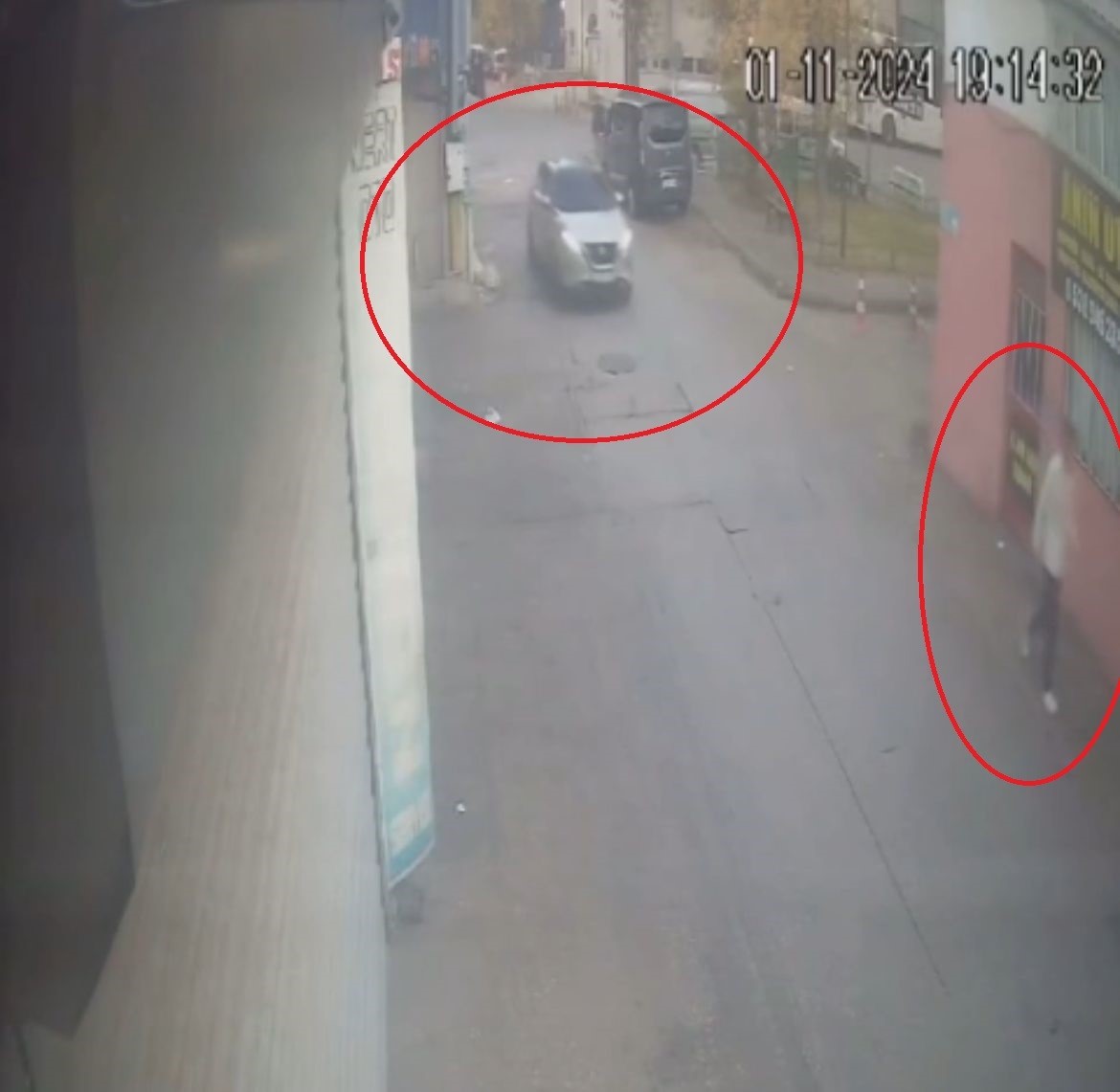 BURSA'DA YOLDA GÖRDÜĞÜ HUSUMETLİSİNE ARACIYLA ÇARPIP KAÇAN SÜRÜCÜ KAMERAYA YANSIDI.