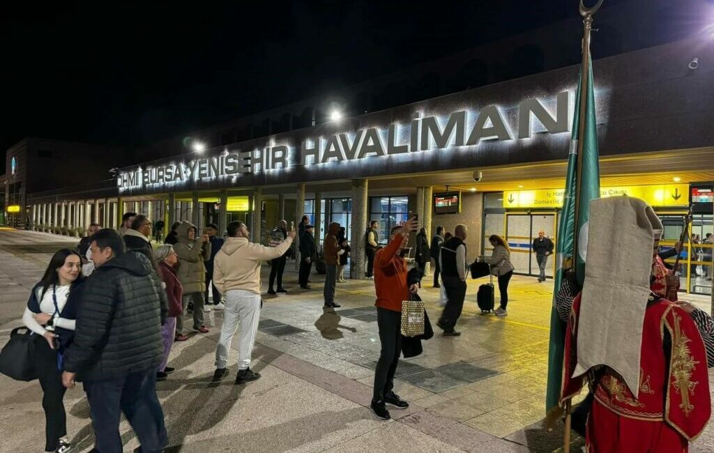 BURSA'NIN YENİŞEHİR İLÇESİ ANTALYA'DAN GERÇEKLEŞEN İLK UÇAK SEFERİYLE TARİHİ BİR