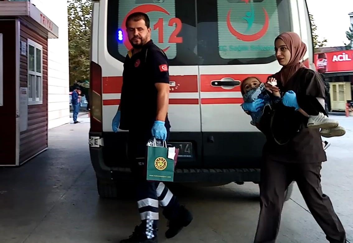 BURSA'NIN İNEGÖL İLÇESİNDE, İNEGÖL AVM'DE YÜRÜYEN MERDİVENE ELİ SIKIŞAN KÜÇÜK