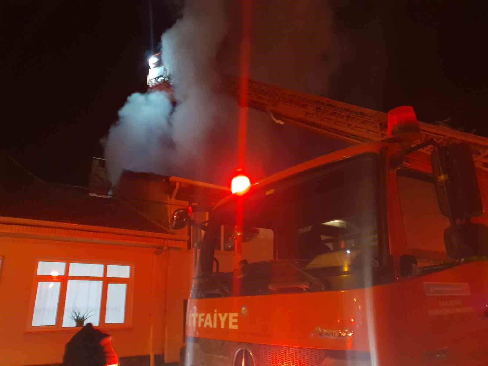 BURSA'NIN İNEGÖL İLÇESİNDE 2 KATLI AHŞAP BİNADA YANGIN ÇIKTI.