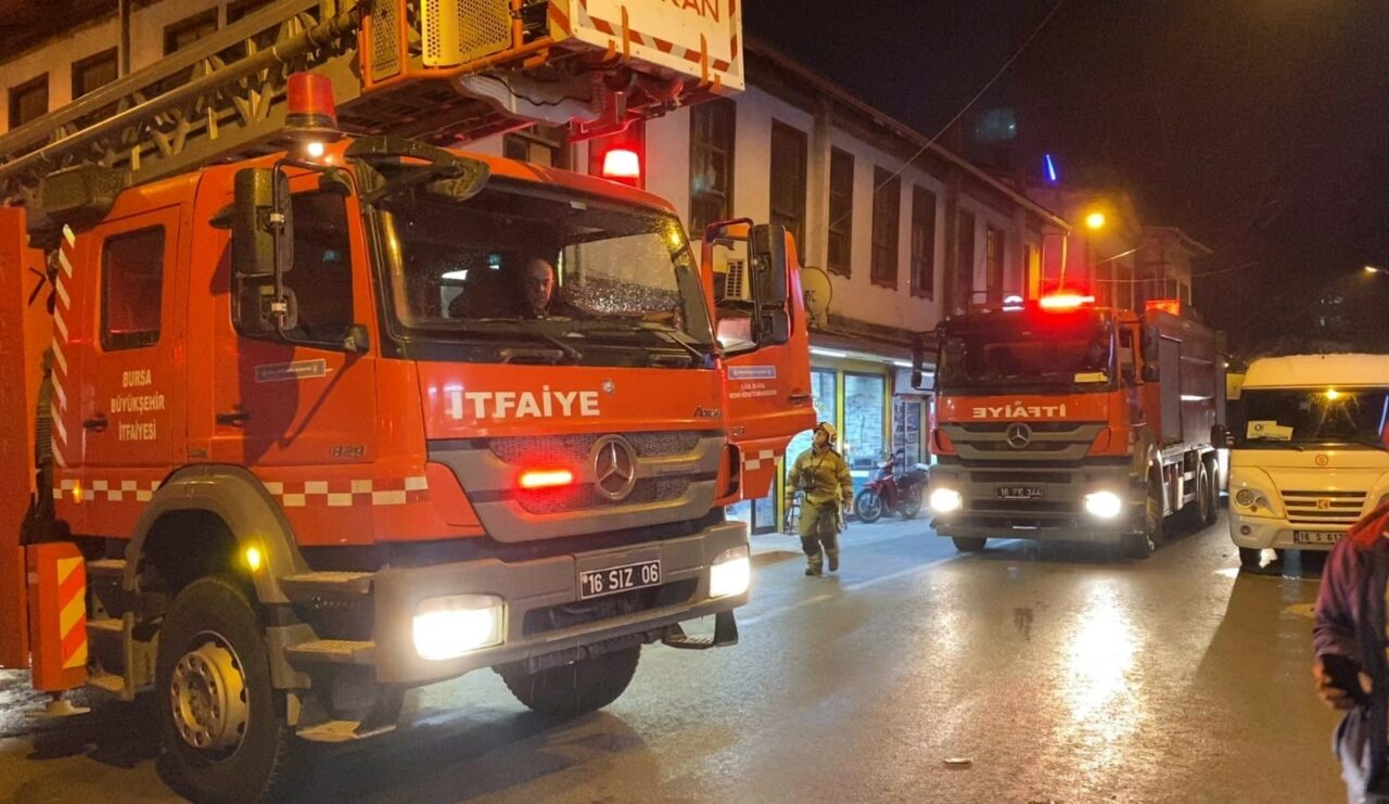 BURSA'NIN İNEGÖL İLÇESİNDE 2 KATLI EVDE YANGIN ÇIKTI. YANGIN SONUCU
