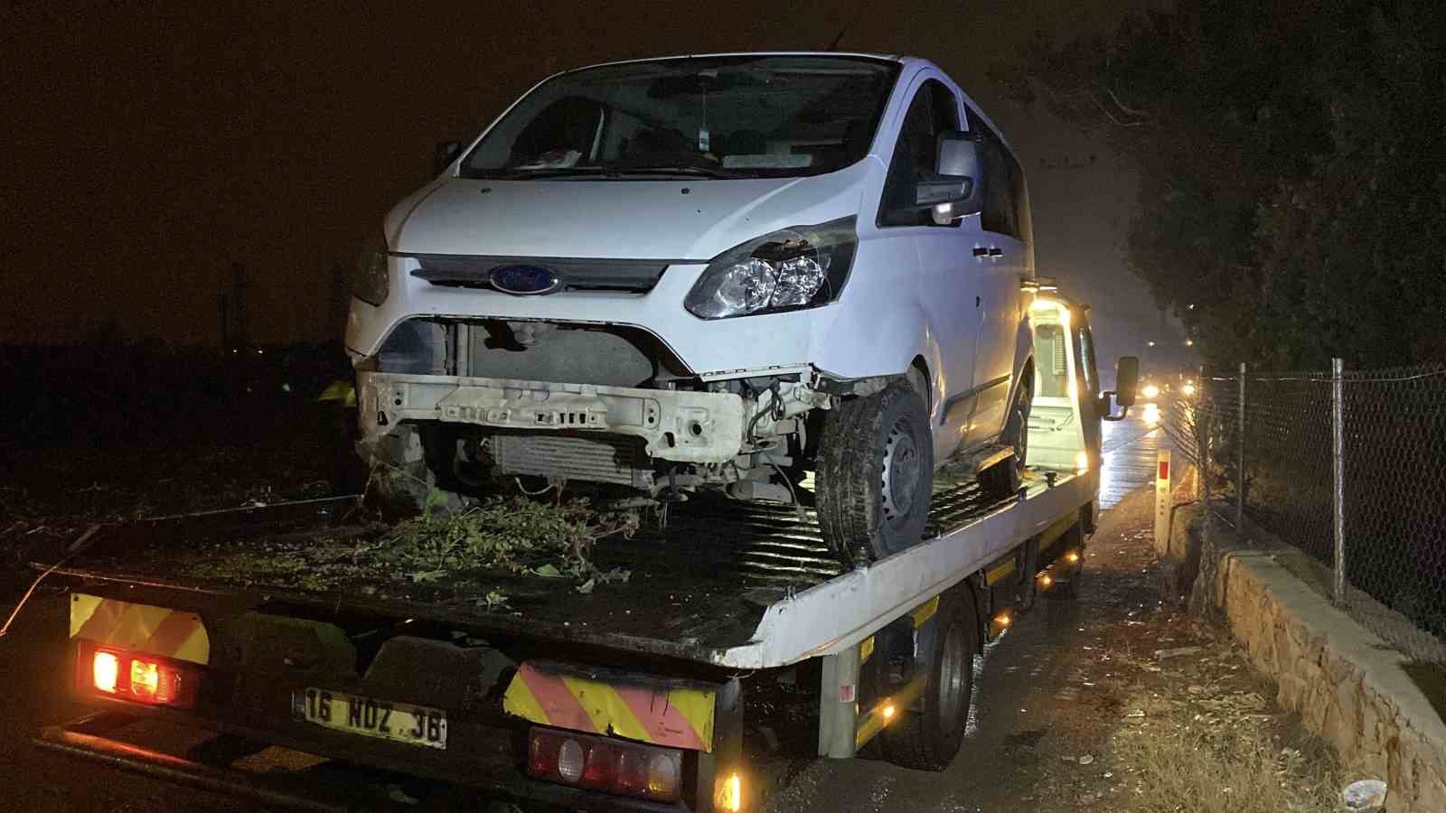 KONTROLDEN ÇIKAN MİNİBÜS DERE YATAĞINA UÇTU