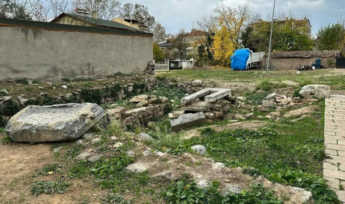 İznik’te tarihi mezarlık harabeye döndü Bursa’da 4 medeniyete başkentlik yapan İznik ilçesinde tarihi mezarlar bakımsızlık