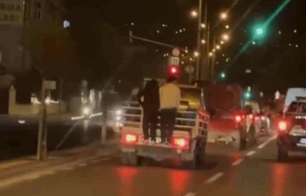 KAMYONET ARKASINA ASILIP, ÖLÜME DAVETİYE ÇIKARDILAR