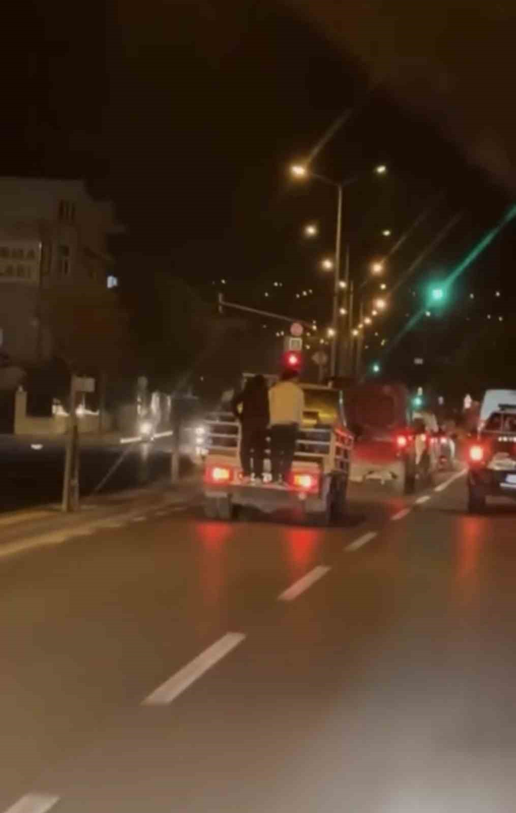 KAMYONET ARKASINA ASILIP, ÖLÜME DAVETİYE ÇIKARDILAR