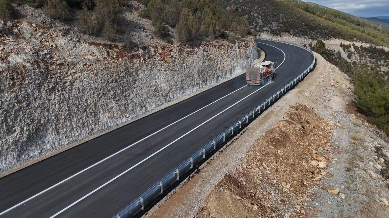 Bursa'nın dağ ilçelerinden Keles'te yol çalışmaları sürüyor.