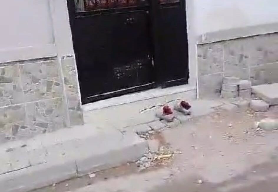 Kirli ayakkabılarını çıkarıp apartmana öyle girdi BURSA'NIN İNEGÖL İLÇESİNDE ALTYAPI ÇALIŞMASI YAPAN İŞÇİ, KİRLİ AYAKKABILARINI ÇIKARIP