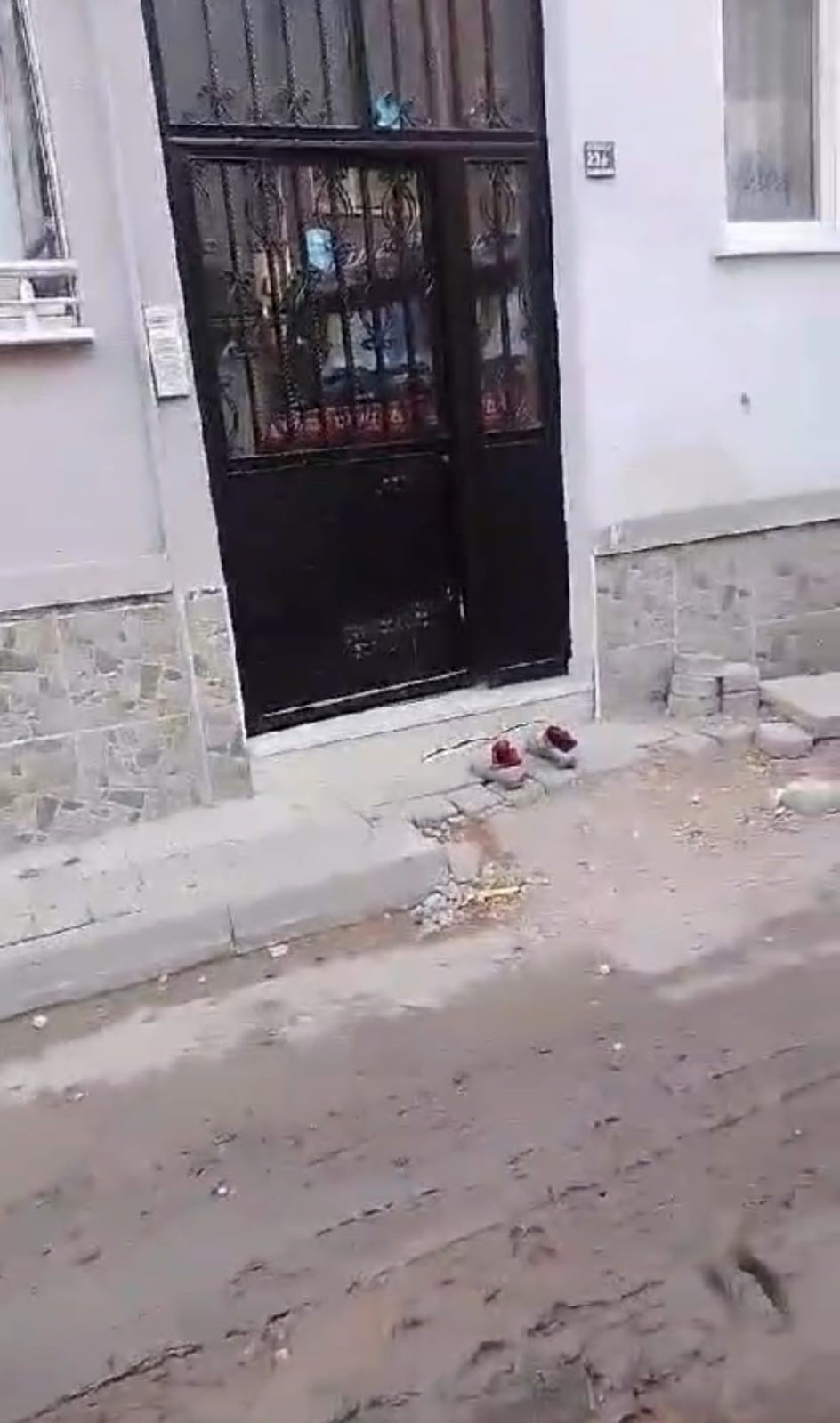 BURSA'NIN İNEGÖL İLÇESİNDE ALTYAPI ÇALIŞMASI YAPAN İŞÇİ, KİRLİ AYAKKABILARINI ÇIKARIP