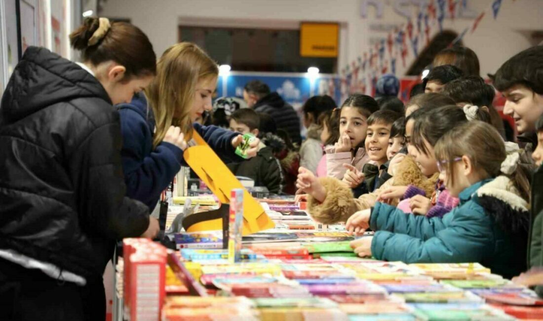 İnegöl Belediyesi 8. Kitap Günleri Fuarı adeta öğrenci akınına uğradı.