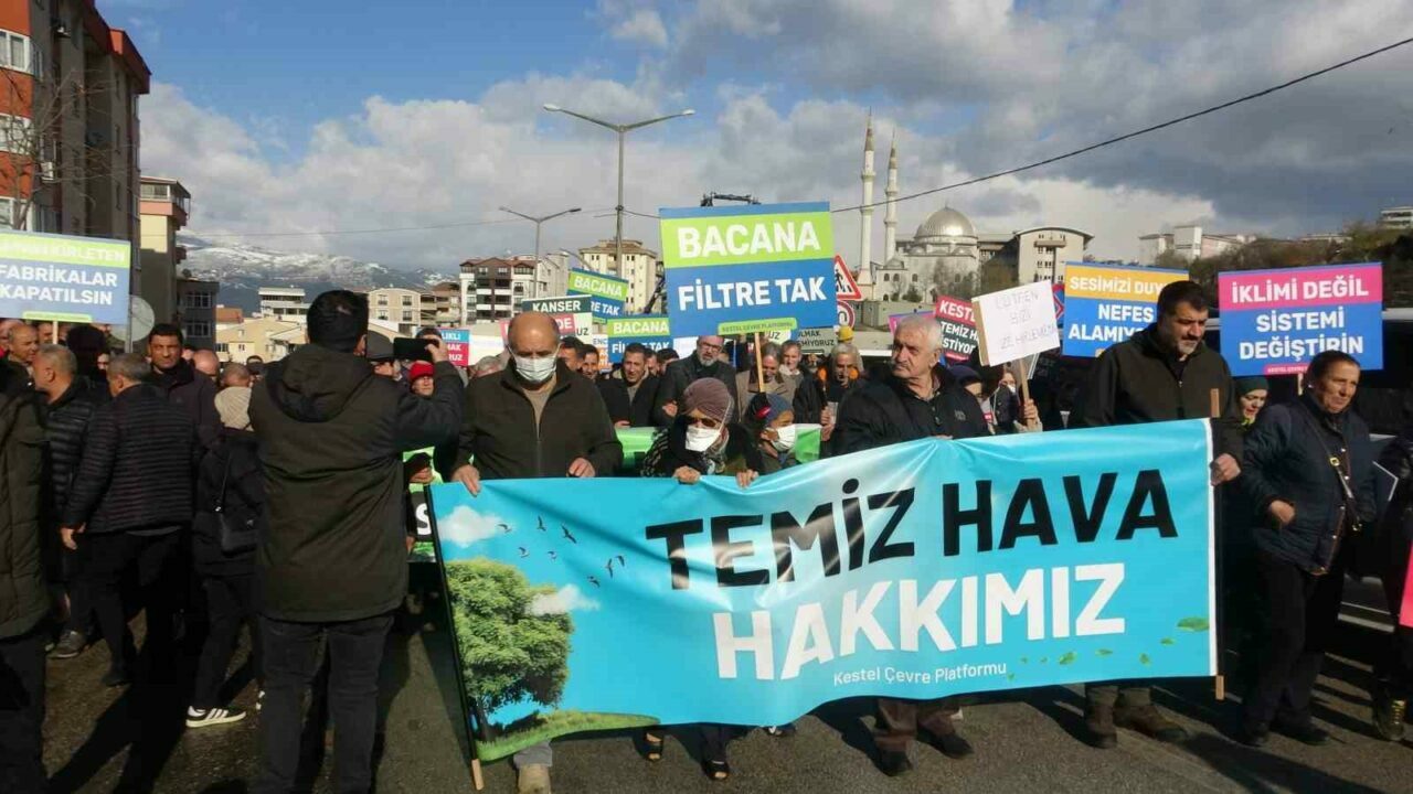 Koca bir ilçe ayaklandı, “Kirli havada solumak istemiyoruz” Bursa’nın Kestel ilçesinde vatandaşlar ilçede yürüyüş yaparak kirli havayı protesto