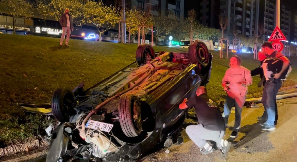 Kontrolden çıkan otomobil refüje çarparak takla attı: 1 yaralı Bursa’nın Nilüfer ilçesinde sürücüsünün hakimiyetinden çıkan otomobil, yol kenarında bulunan