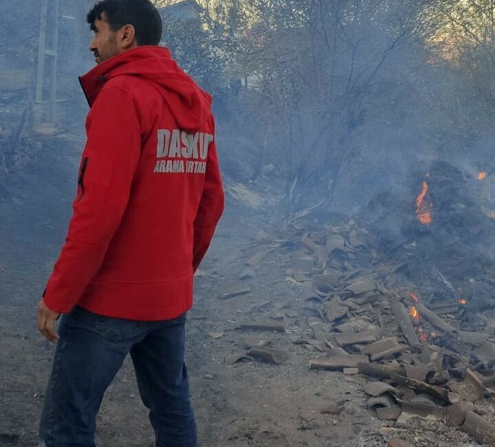 KÜTAHYA'NIN TAVŞANLI İLÇESİNDEKİ KIZILÇUKUR KÖYÜNDE ÇÖPLÜKTE ÇIKAN YANGINDA 7 EV