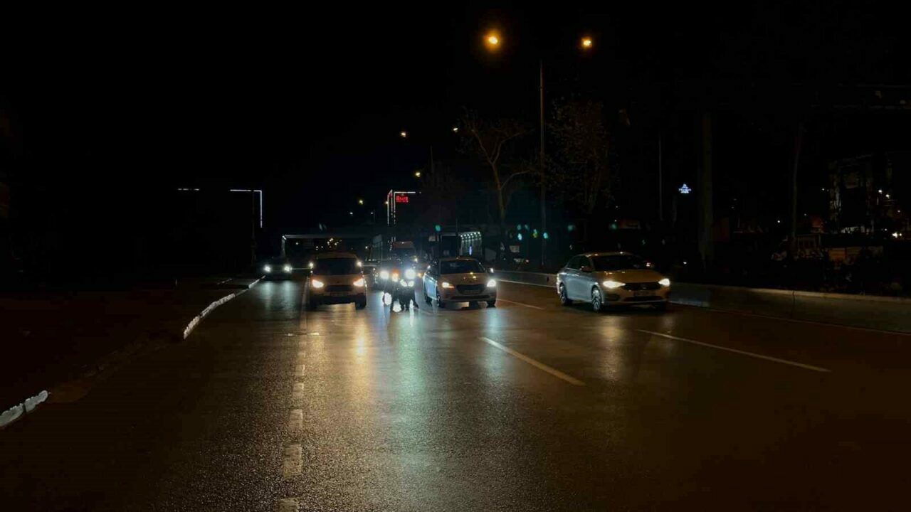 Lodosta ilerlemekte güçlük çeken motosikletlilerin imdadına otomobil sürücüleri yetişti Meteoroloji Genel Müdürlüğü’nün uyarıları sonrası Bursa’da şiddetli lodos etkili oldu.