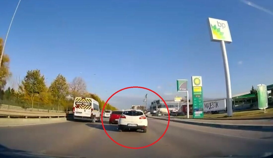 Makas atan sürücünün kazayı kıl payı atlattığı anlar kamerada BURSA'DA MAKAS ATARAK İLERLEYEN OTOMOBİL SÜRÜCÜSÜ KAZAYI KIL PAYI ATLATTI.