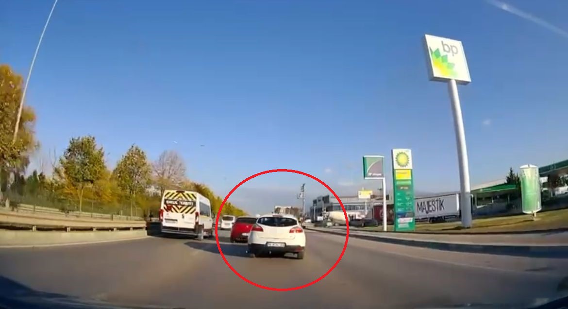 BURSA'DA MAKAS ATARAK İLERLEYEN OTOMOBİL SÜRÜCÜSÜ KAZAYI KIL PAYI ATLATTI.