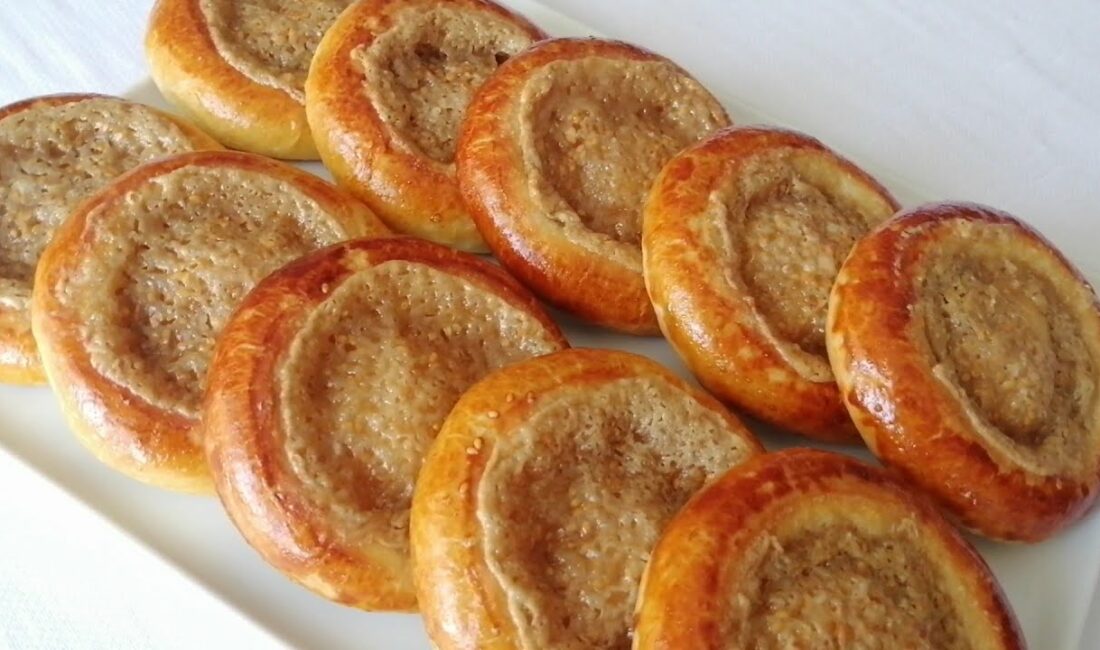 Bursa usulü Tahinli Pide nasıl yapılır? Tahanlı pide olarak da bilinen tahinli pide, Bursa’da kahvaltı sofralarının