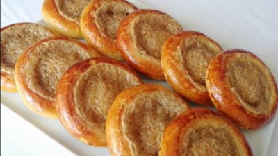 Tahanlı pide olarak da bilinen tahinli pide, Bursa’da kahvaltı sofralarının