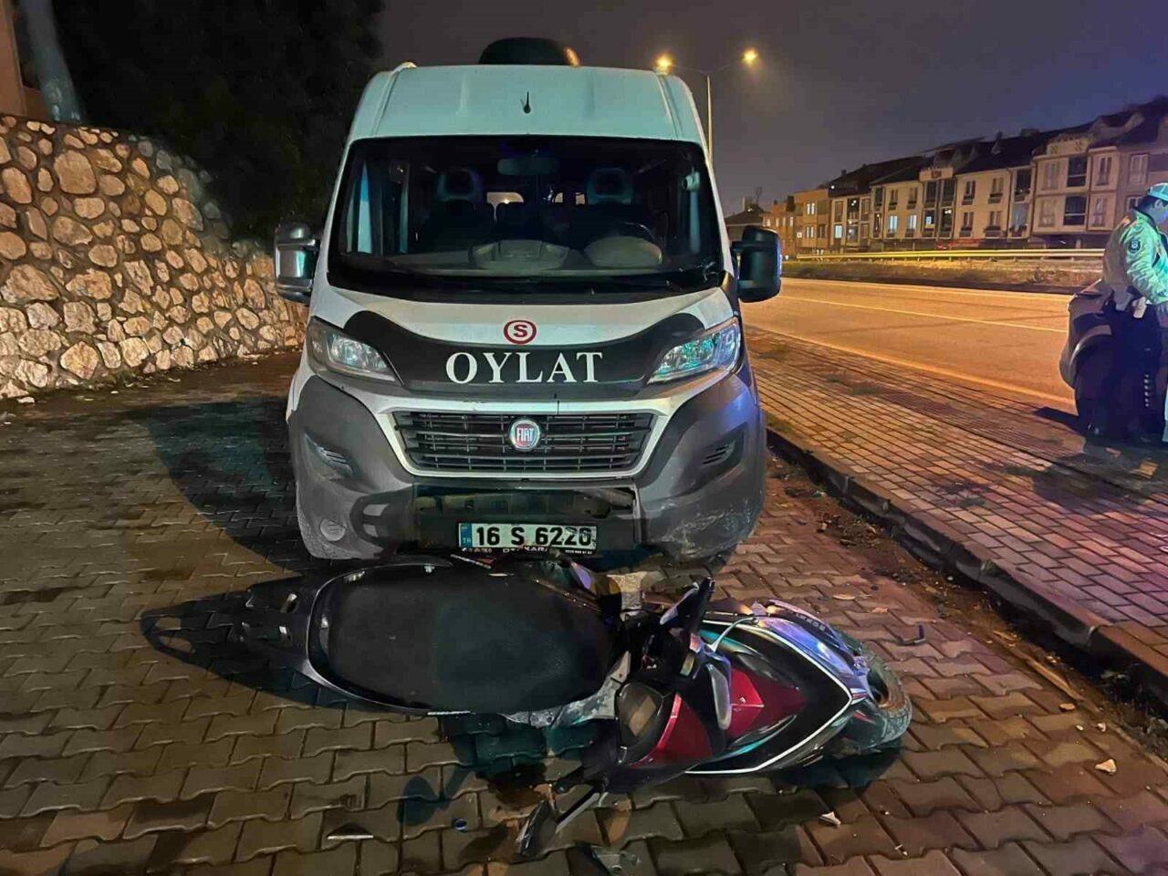 Bursa’nın İnegöl ilçesinde servis minibüsü ile kafa kafaya çarpışan motosikletin