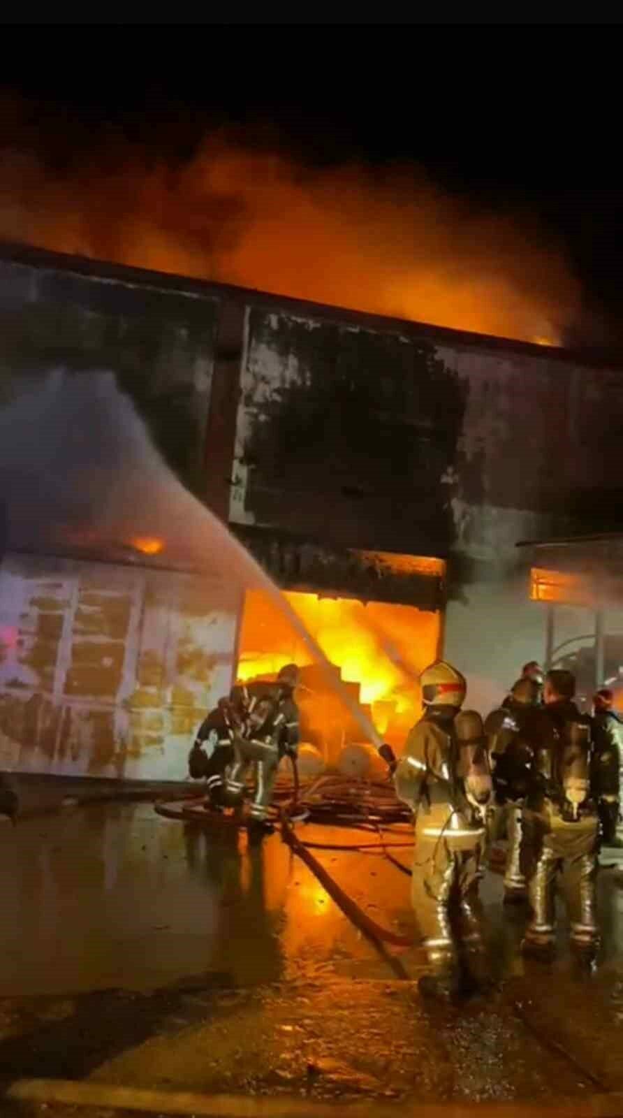 Mobilya fabrikasında yangın…22 itfaiye müdahale ediyor Bursa şehir merkezinde bir mobilya fabrikasında çıkan yangın korku dolu
