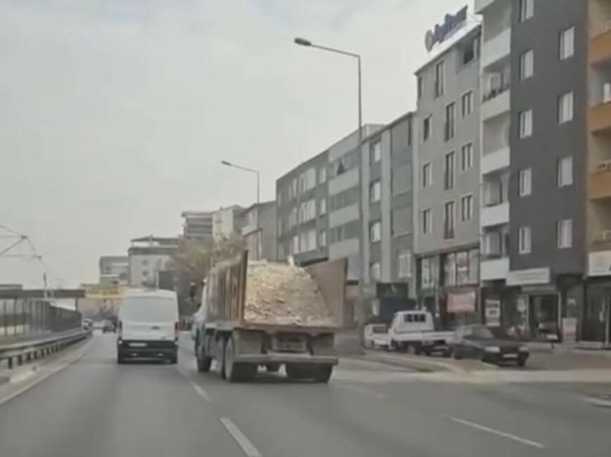 MOLOZ YÜKLÜ TEHLİKE SAÇAN KAMYON SÜRÜCÜSÜNE CEZA YAĞDI