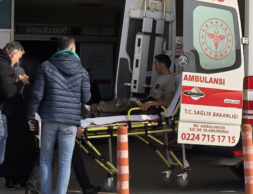 Motorlu testere ile odun keserken ayağını kesti BURSA'NIN İNEGÖL İLÇESİNDE MOTORLU TESTERE İLE ODUN KESERKEN AYAĞINI KESEN