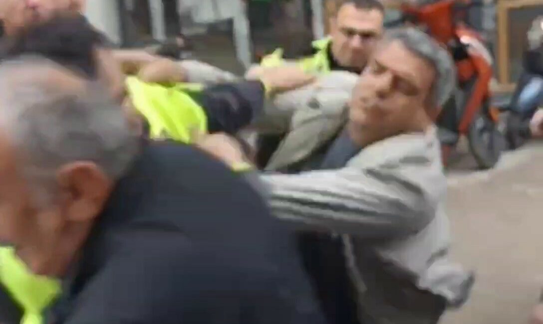 Motosikletinin çekilmesine sinirlendi, polisle yumruk yumruğa kavga etti MOTOSİKLETİNİN ÇEKİLMESİNE SİNİRLENDİ, POLİSLE YUMRUK YUMRUĞA KAVGA ETTİ