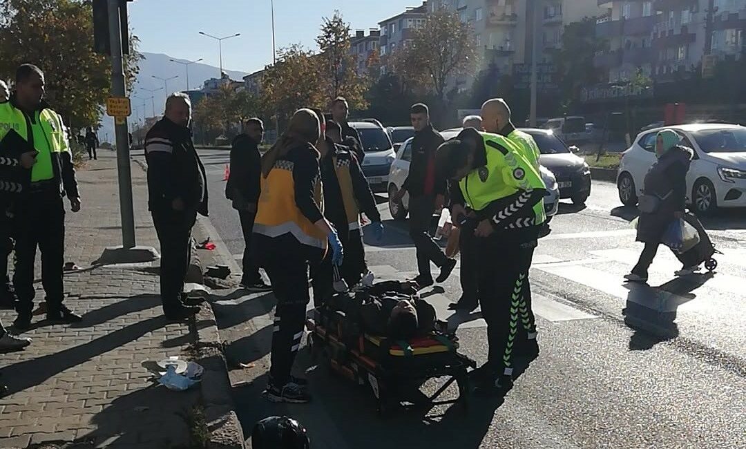 Motosikletler yaya geçidinde çarpıştı: 2 yaralı BURSA YALOVA KARAYOLU ORHANGAZİ GEÇİŞİŞİNDE MEYDANA GELEN TRAFİK KAZASINDA YAYALARIN