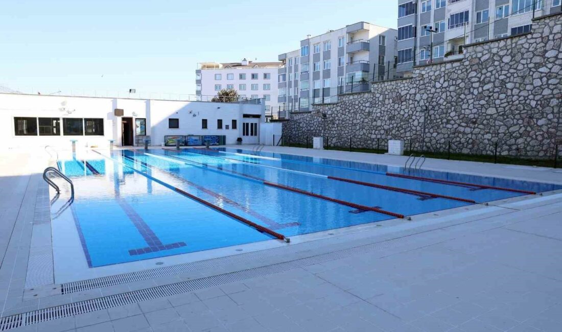 MUDANYA’DA SADECE YAZ AYLARINDA KULLANILABİLEN YÜZME HAVUZUNUN ÜSTÜ KAPATILIYOR. ÇALIŞMALARI