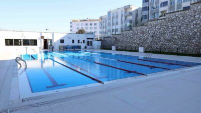 MUDANYA’DA SADECE YAZ AYLARINDA KULLANILABİLEN YÜZME HAVUZUNUN ÜSTÜ KAPATILIYOR. ÇALIŞMALARI