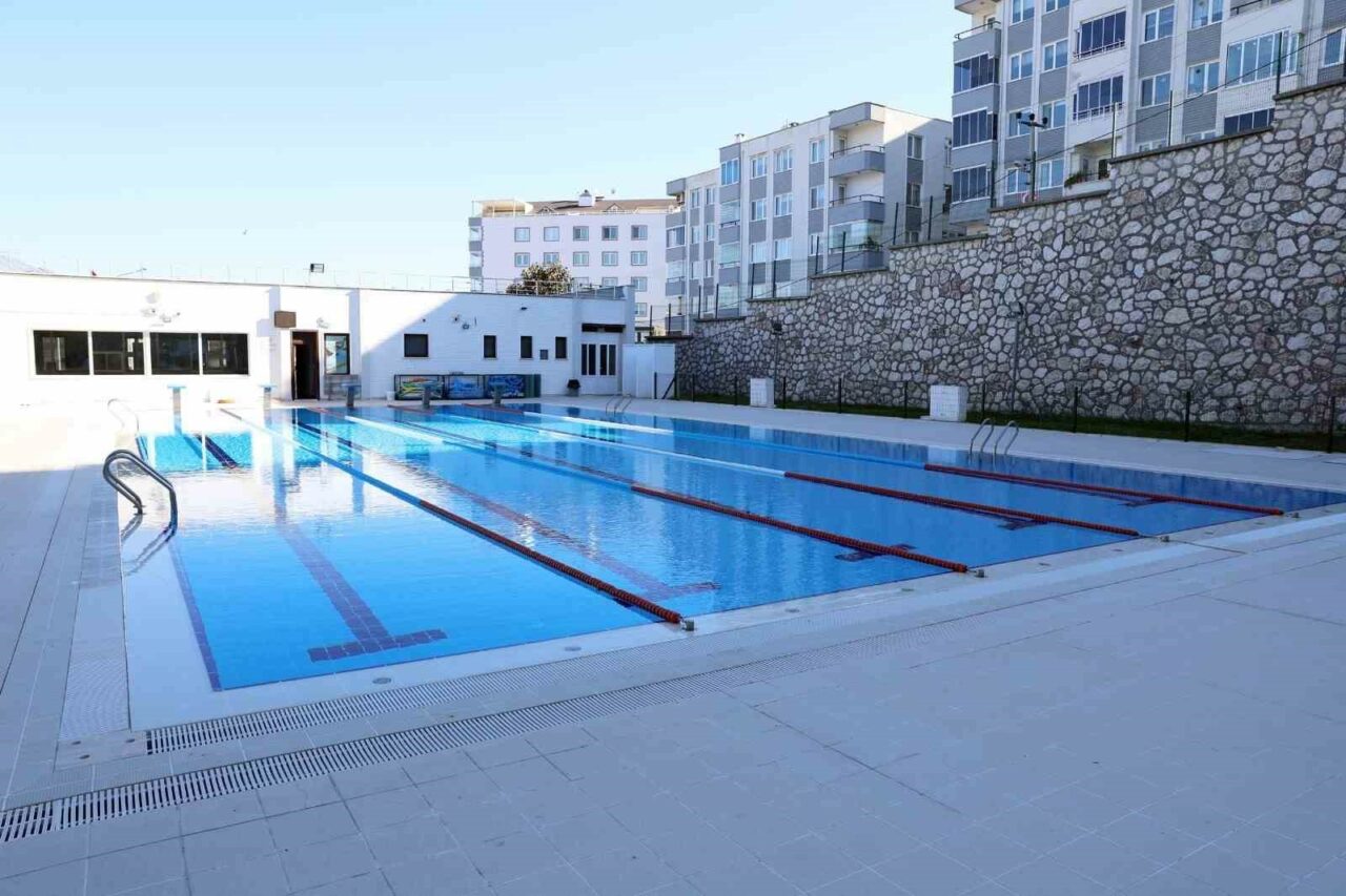 MUDANYA’DA SADECE YAZ AYLARINDA KULLANILABİLEN YÜZME HAVUZUNUN ÜSTÜ KAPATILIYOR. ÇALIŞMALARI