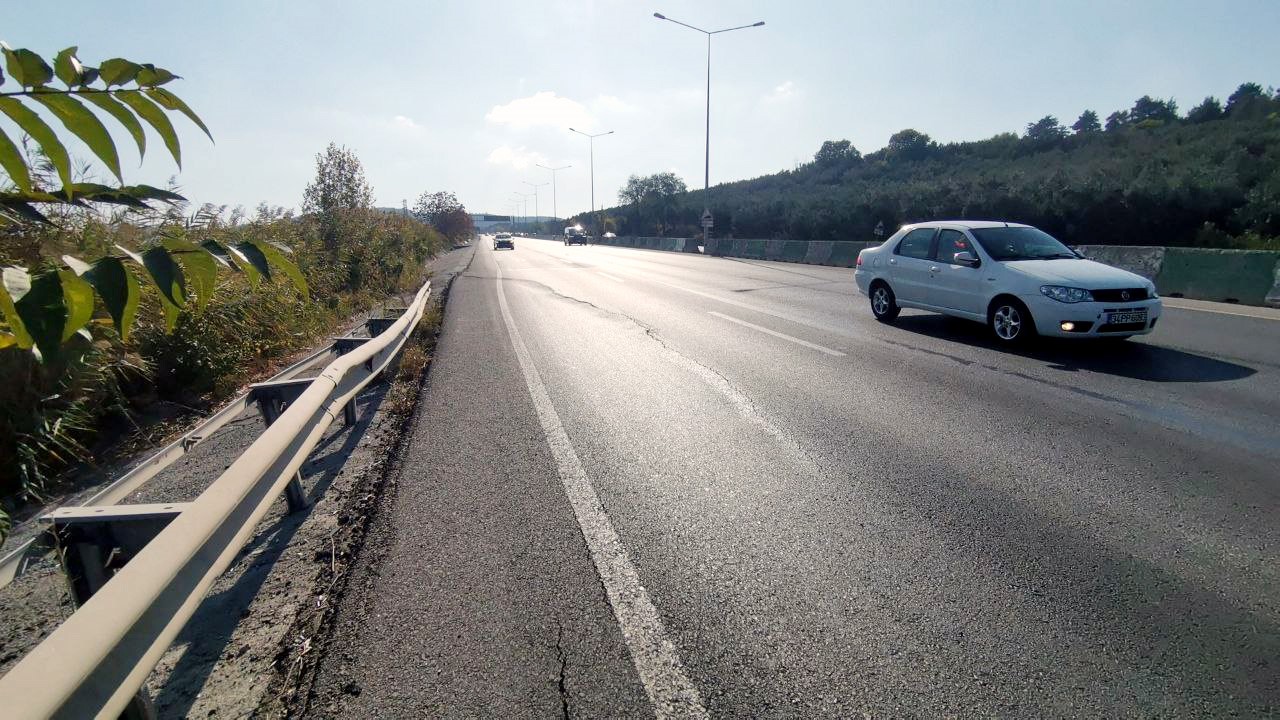 BURSA MUDANYA YOLU ÜZERİNDE MEYDANA GELEN CİDDİ YARIKLAR, SÜRÜCÜLERİ VE