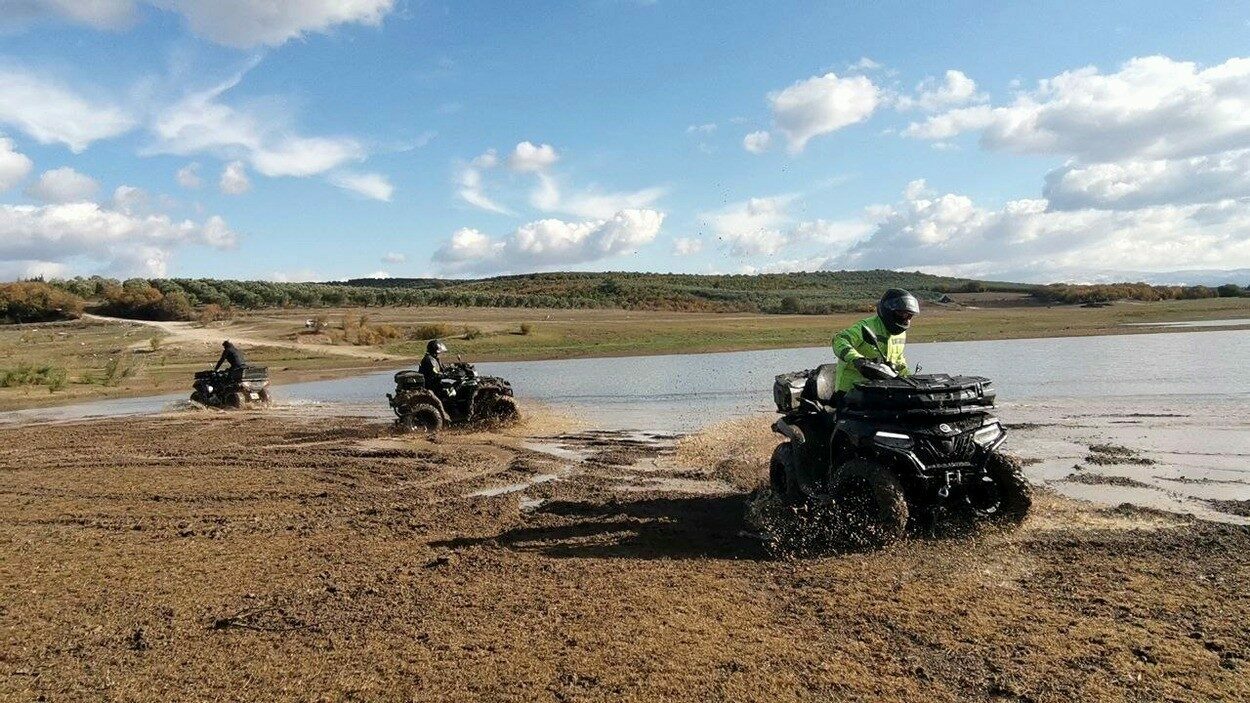 Mudanya’da ATV tutkunları, düzenlenen off road turunda büyük heyecan yaşadı.